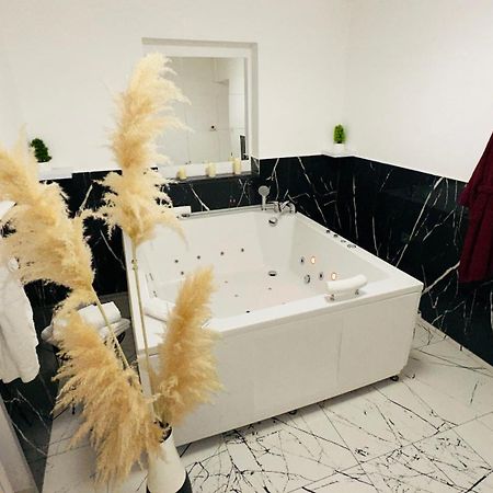Hedonist Spa Jacuzzi Sarajevo Free Parking ภายนอก รูปภาพ
